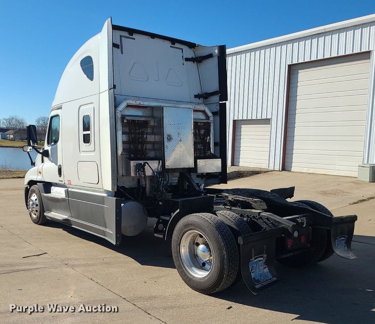 image for item LJ9518 2016 Freightliner Cascadia semi truck