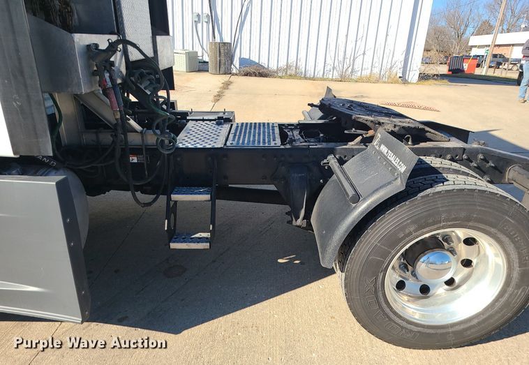 image for item LJ9518 2016 Freightliner Cascadia semi truck