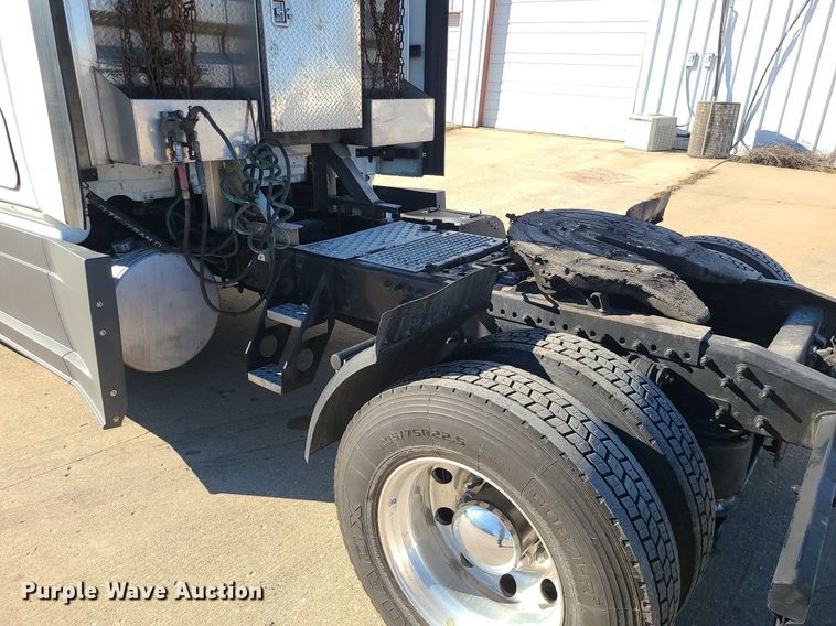 image for item LJ9518 2016 Freightliner Cascadia semi truck