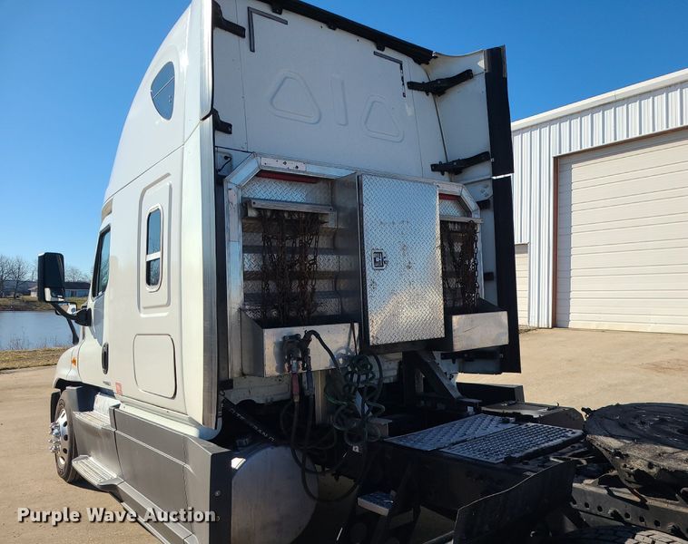 image for item LJ9518 2016 Freightliner Cascadia semi truck