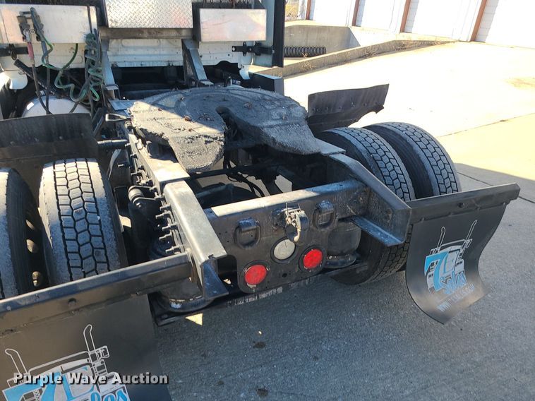 image for item LJ9518 2016 Freightliner Cascadia semi truck