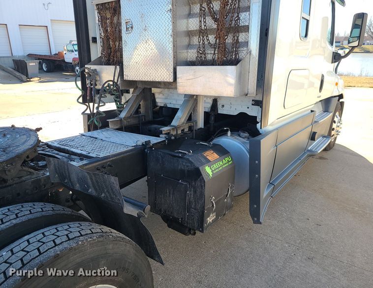 image for item LJ9518 2016 Freightliner Cascadia semi truck