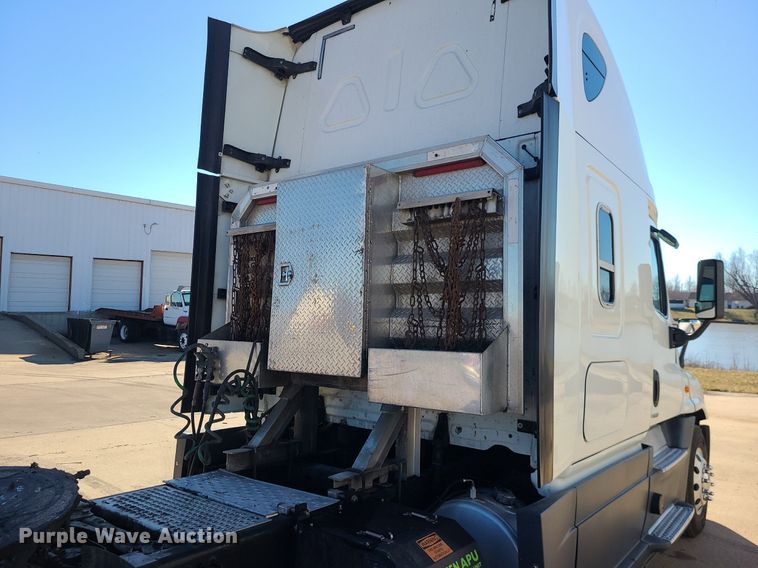 image for item LJ9518 2016 Freightliner Cascadia semi truck