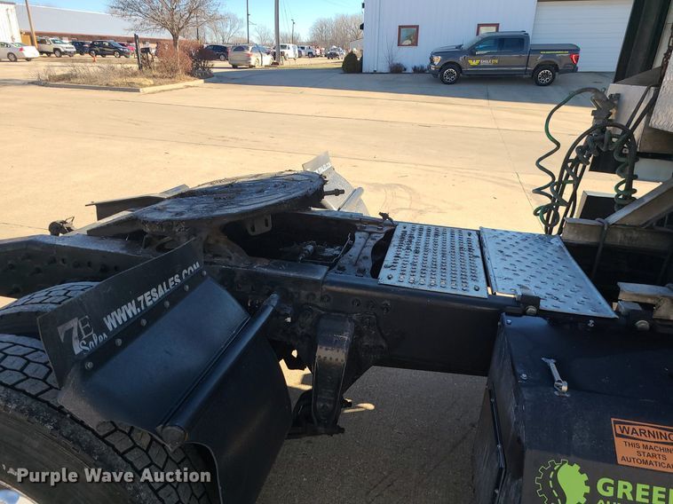 image for item LJ9518 2016 Freightliner Cascadia semi truck