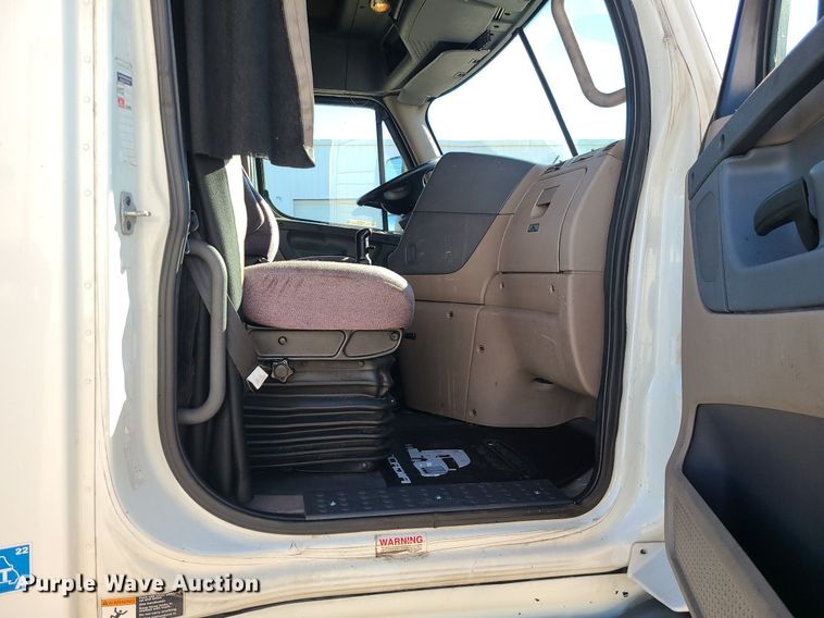 image for item LJ9518 2016 Freightliner Cascadia semi truck