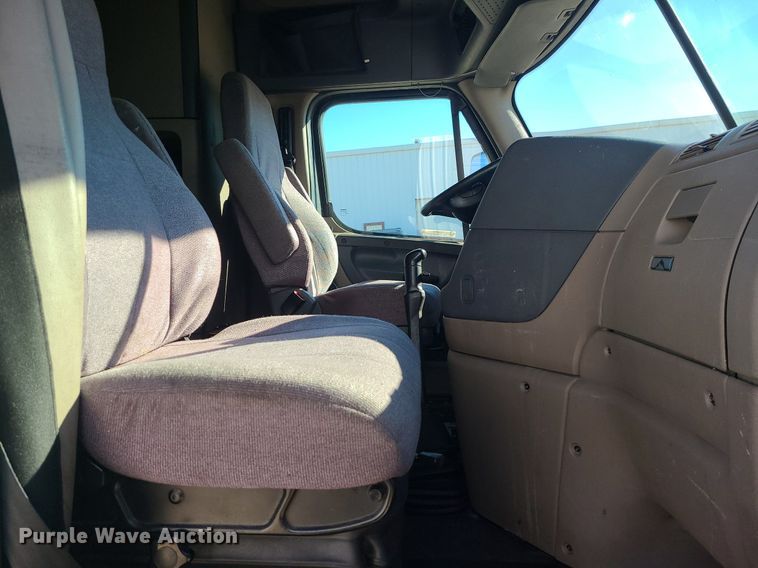 image for item LJ9518 2016 Freightliner Cascadia semi truck