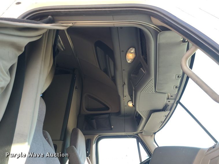 image for item LJ9518 2016 Freightliner Cascadia semi truck