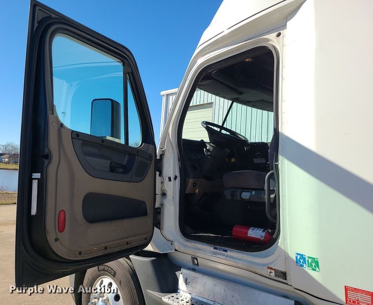 image for item LJ9518 2016 Freightliner Cascadia semi truck