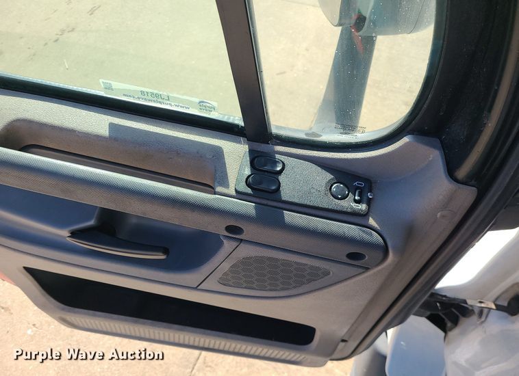 image for item LJ9518 2016 Freightliner Cascadia semi truck