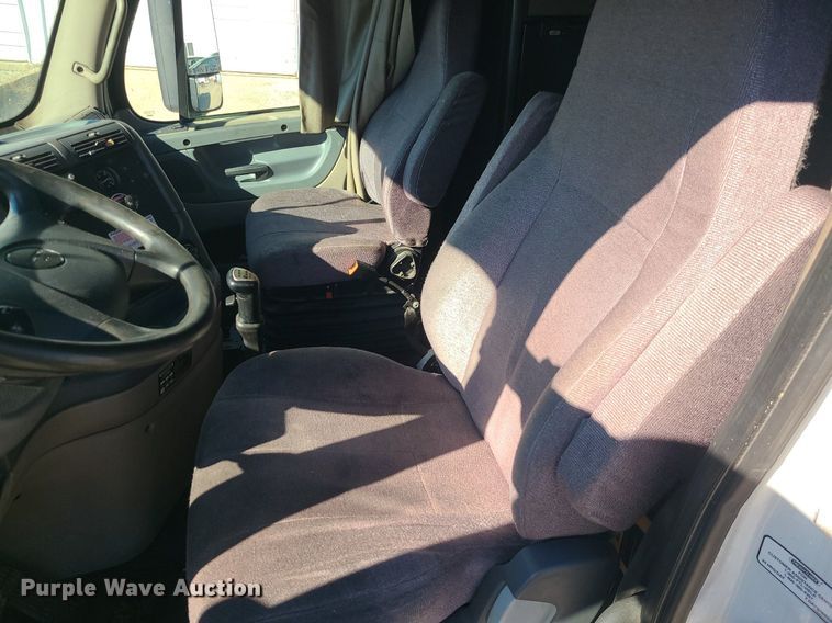 image for item LJ9518 2016 Freightliner Cascadia semi truck