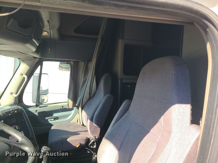 image for item LJ9518 2016 Freightliner Cascadia semi truck