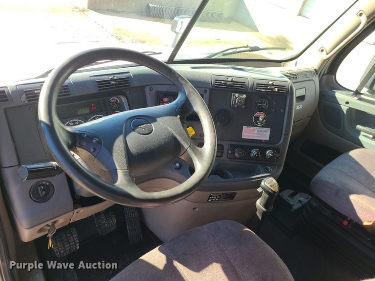 image for item LJ9518 2016 Freightliner Cascadia semi truck