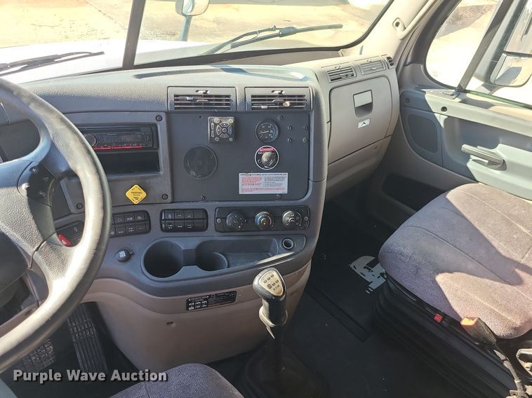 image for item LJ9518 2016 Freightliner Cascadia semi truck