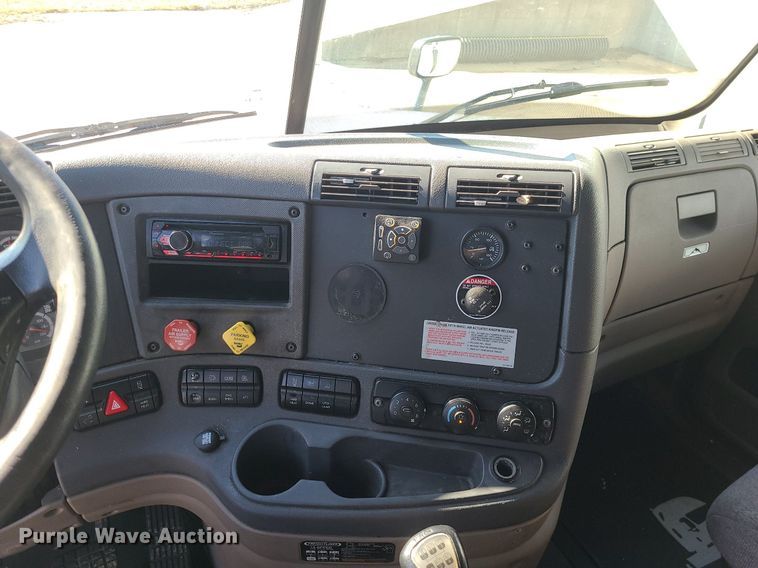 image for item LJ9518 2016 Freightliner Cascadia semi truck