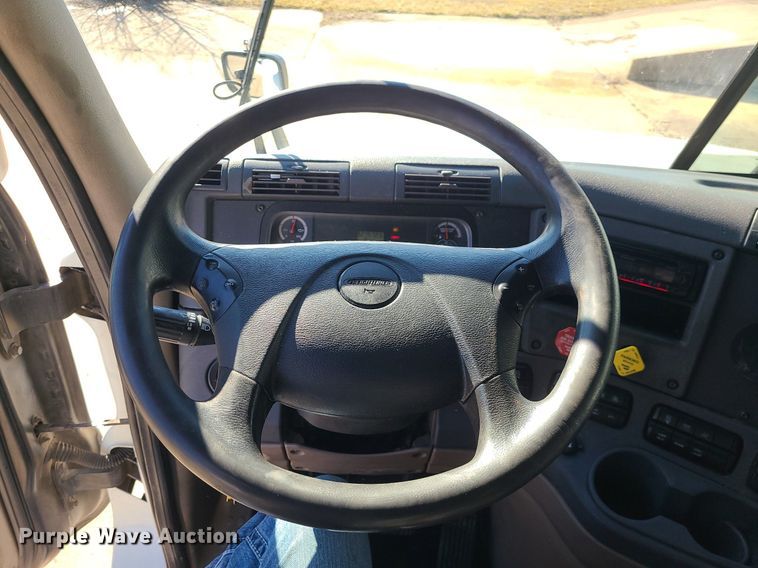 image for item LJ9518 2016 Freightliner Cascadia semi truck