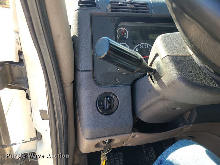 image for item LJ9518 2016 Freightliner Cascadia semi truck