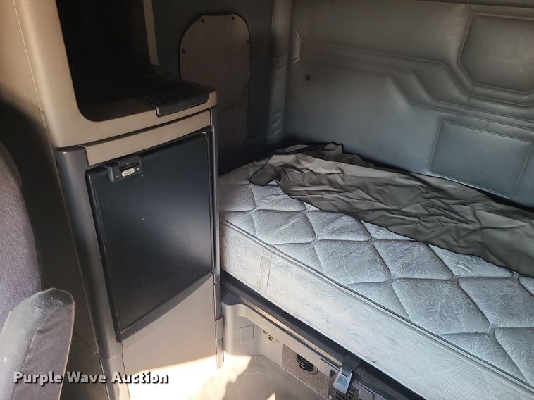 image for item LJ9518 2016 Freightliner Cascadia semi truck