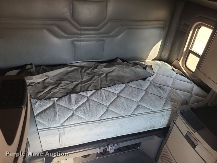 image for item LJ9518 2016 Freightliner Cascadia semi truck