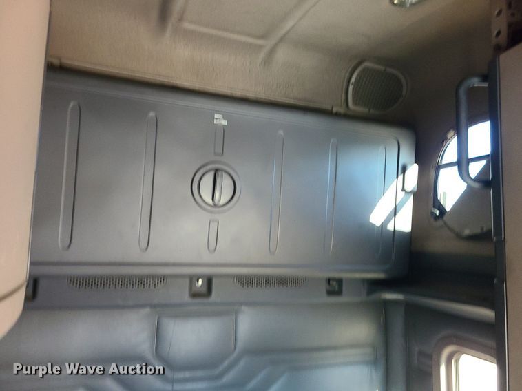 image for item LJ9518 2016 Freightliner Cascadia semi truck