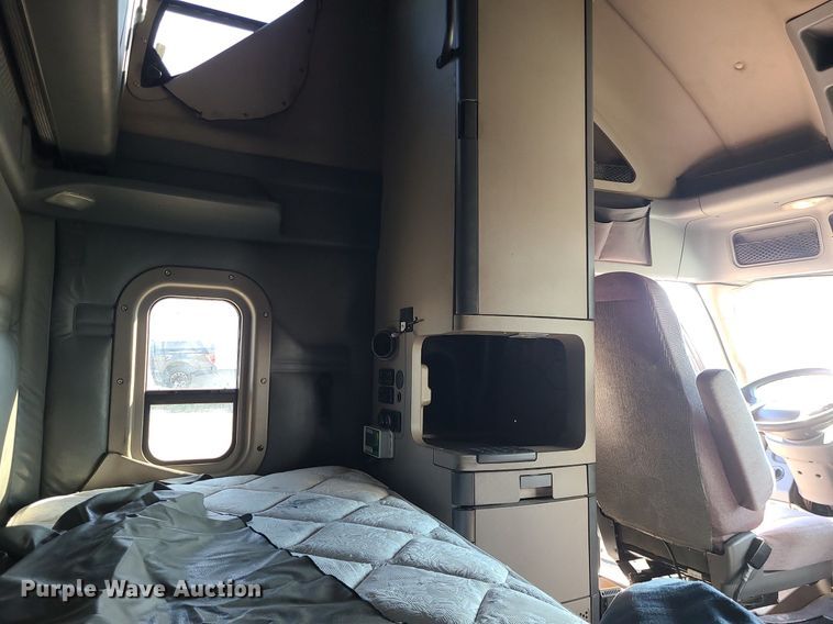 image for item LJ9518 2016 Freightliner Cascadia semi truck