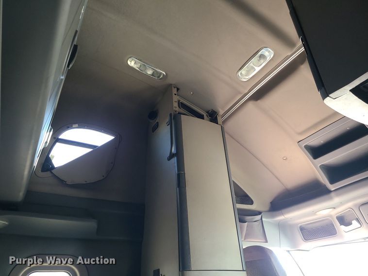 image for item LJ9518 2016 Freightliner Cascadia semi truck