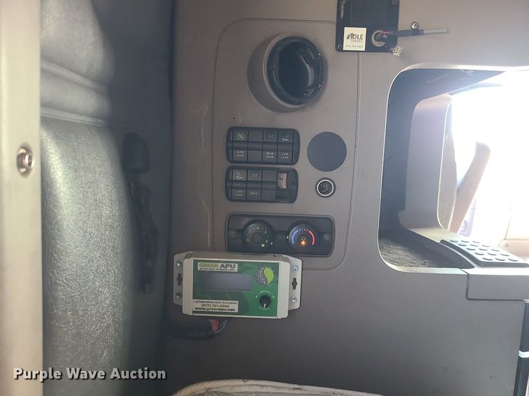 image for item LJ9518 2016 Freightliner Cascadia semi truck