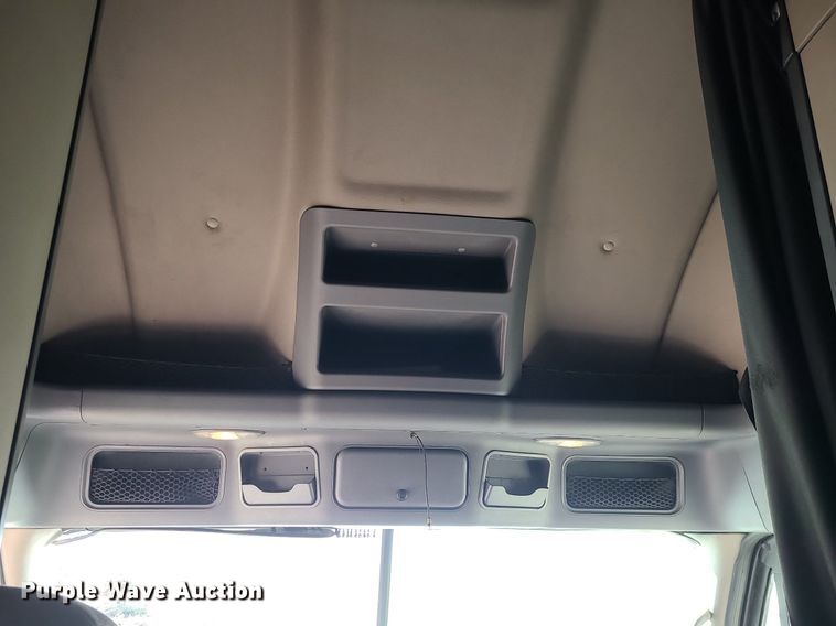 image for item LJ9518 2016 Freightliner Cascadia semi truck