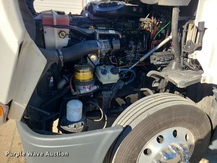 image for item LJ9518 2016 Freightliner Cascadia semi truck