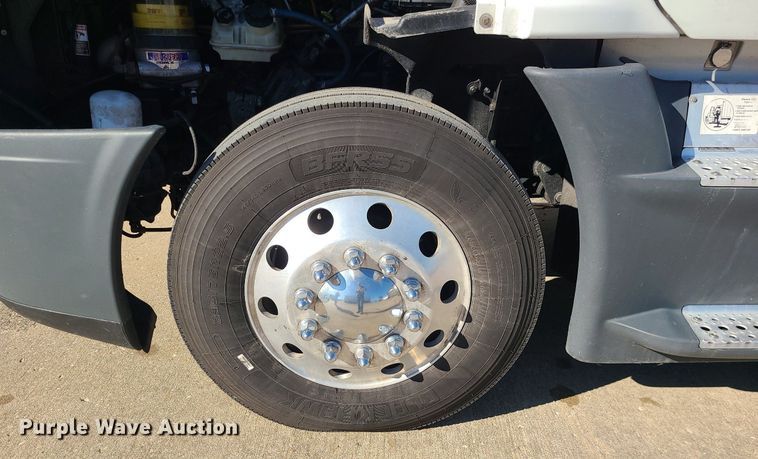 image for item LJ9518 2016 Freightliner Cascadia semi truck