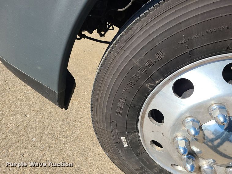 image for item LJ9518 2016 Freightliner Cascadia semi truck