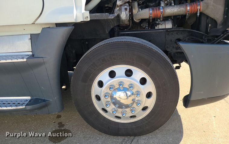 image for item LJ9518 2016 Freightliner Cascadia semi truck