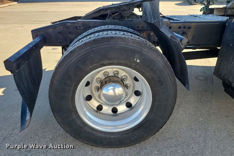 image for item LJ9518 2016 Freightliner Cascadia semi truck