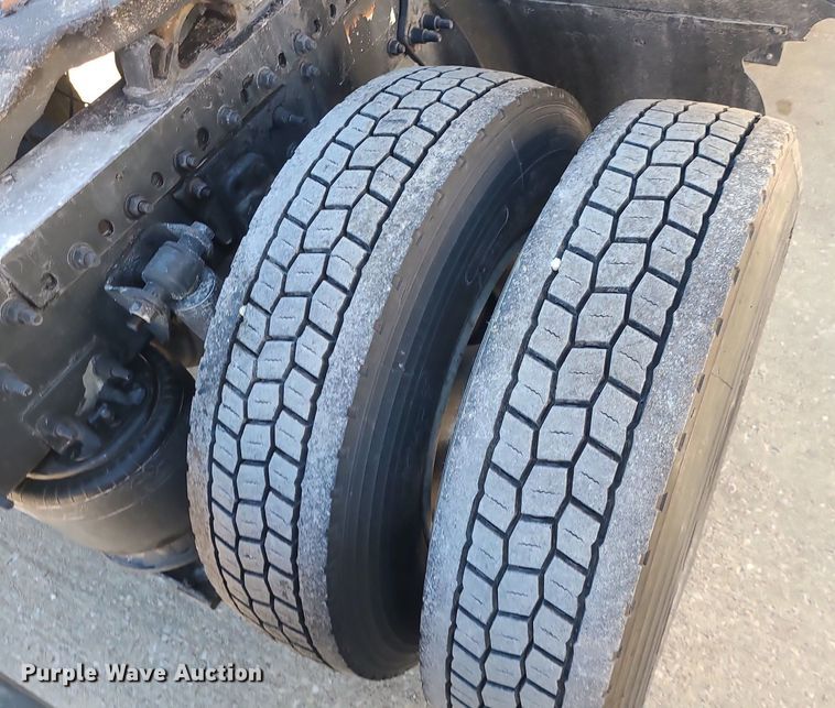 image for item LJ9518 2016 Freightliner Cascadia semi truck