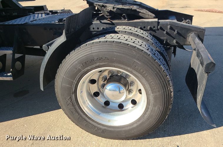 image for item LJ9518 2016 Freightliner Cascadia semi truck