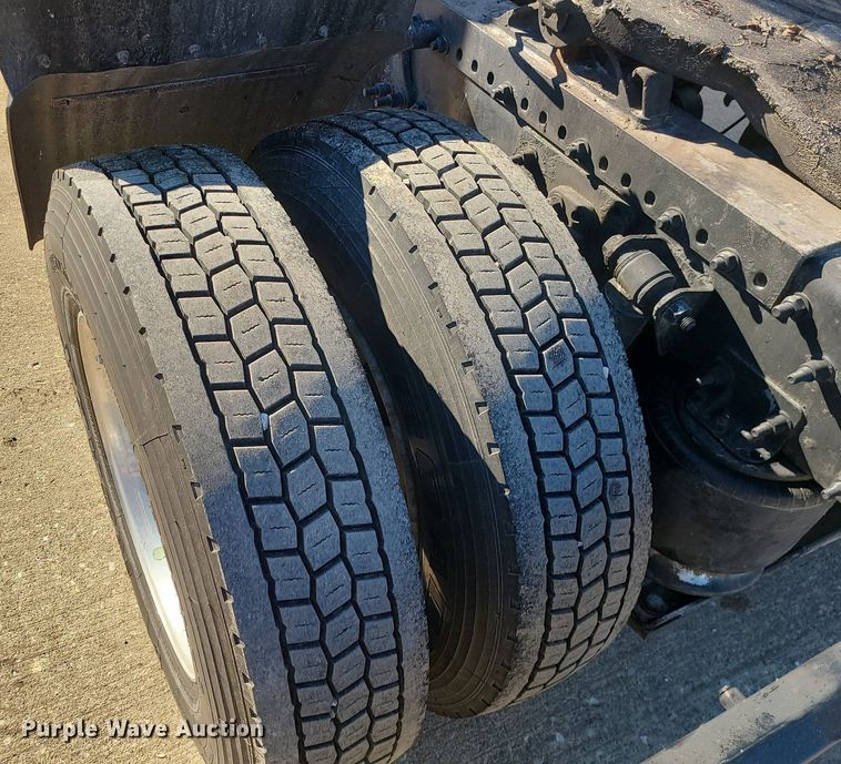 image for item LJ9518 2016 Freightliner Cascadia semi truck