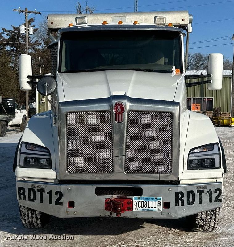 image for item LO9470 2016 Kenworth  T880 dump truck