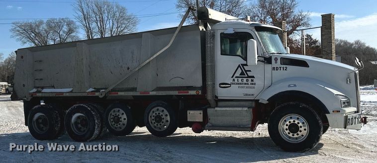 image for item LO9470 2016 Kenworth  T880 dump truck