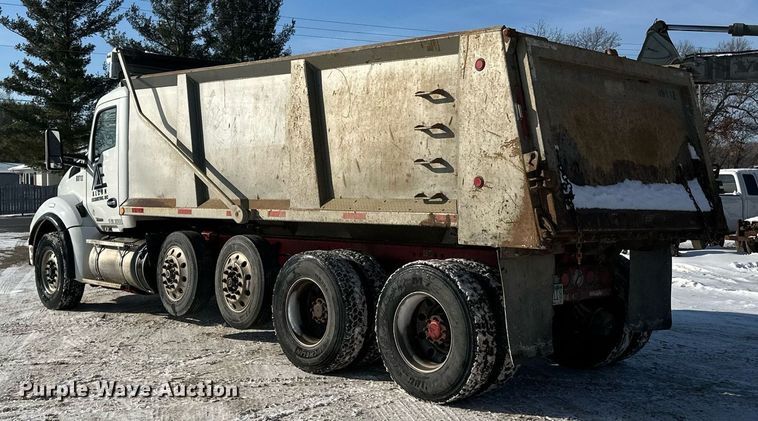 image for item LO9470 2016 Kenworth  T880 dump truck