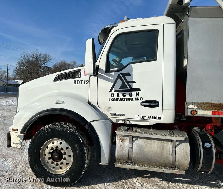 image for item LO9470 2016 Kenworth  T880 dump truck