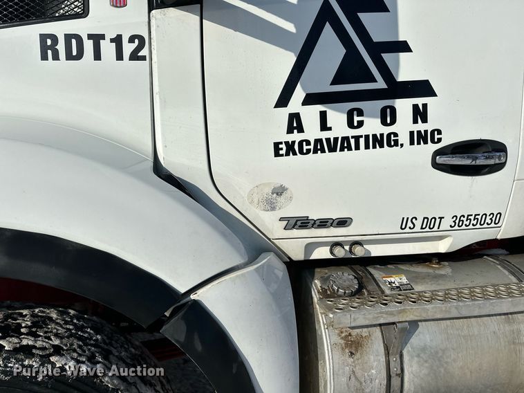 image for item LO9470 2016 Kenworth  T880 dump truck