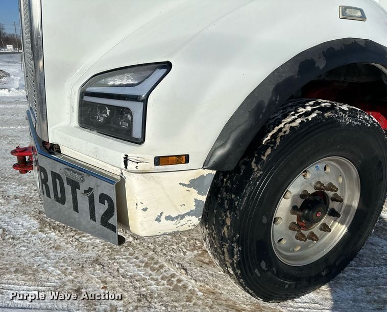 image for item LO9470 2016 Kenworth  T880 dump truck