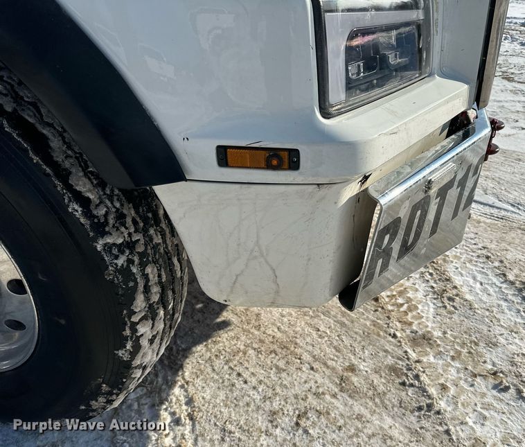 image for item LO9470 2016 Kenworth  T880 dump truck