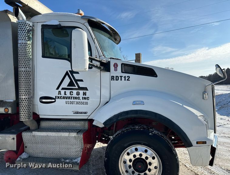 image for item LO9470 2016 Kenworth  T880 dump truck