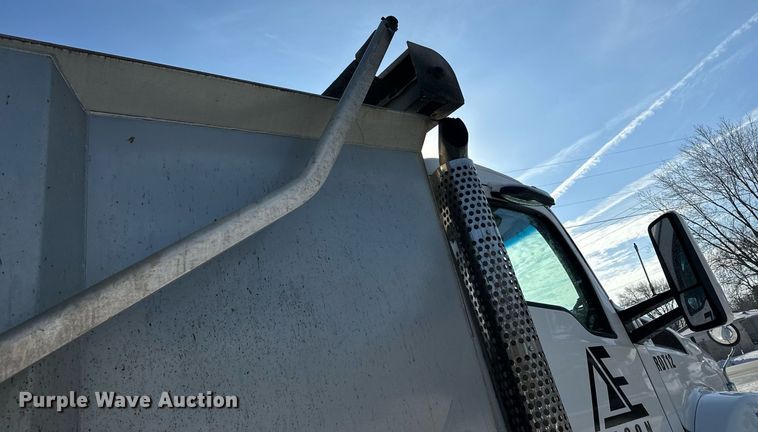 image for item LO9470 2016 Kenworth  T880 dump truck