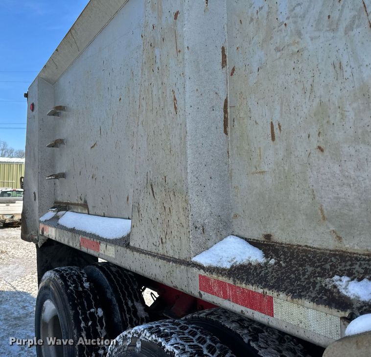 image for item LO9470 2016 Kenworth  T880 dump truck