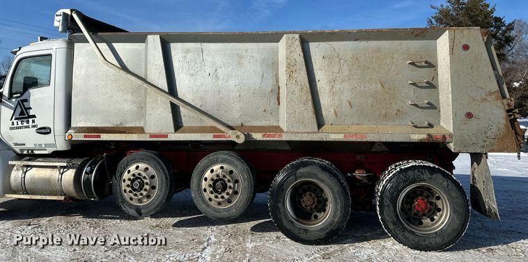 image for item LO9470 2016 Kenworth  T880 dump truck