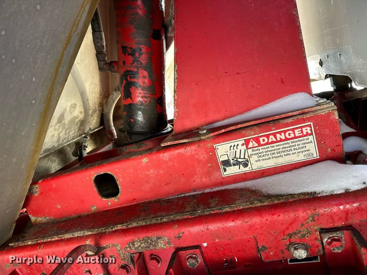 image for item LO9470 2016 Kenworth  T880 dump truck