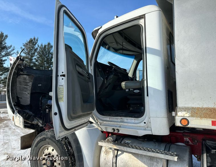 image for item LO9470 2016 Kenworth  T880 dump truck