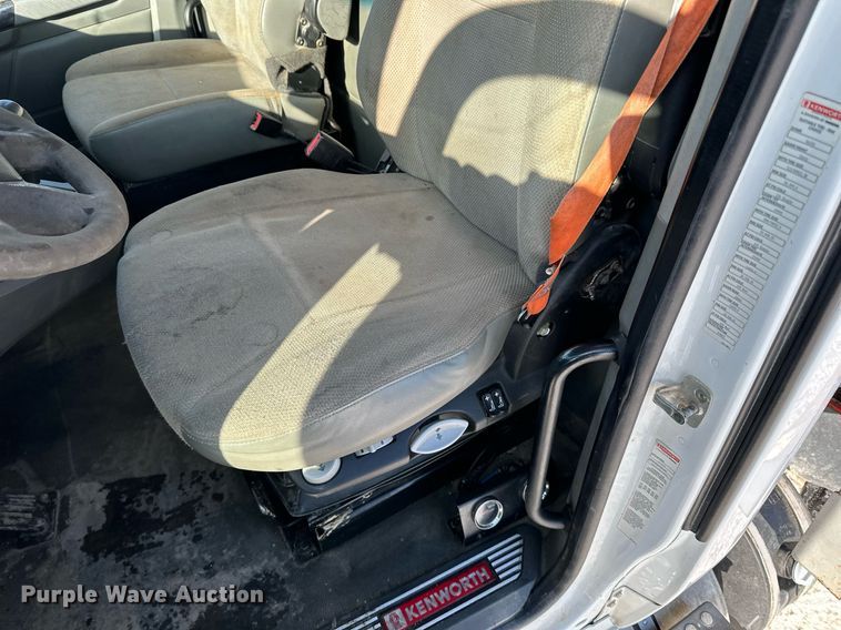 image for item LO9470 2016 Kenworth  T880 dump truck