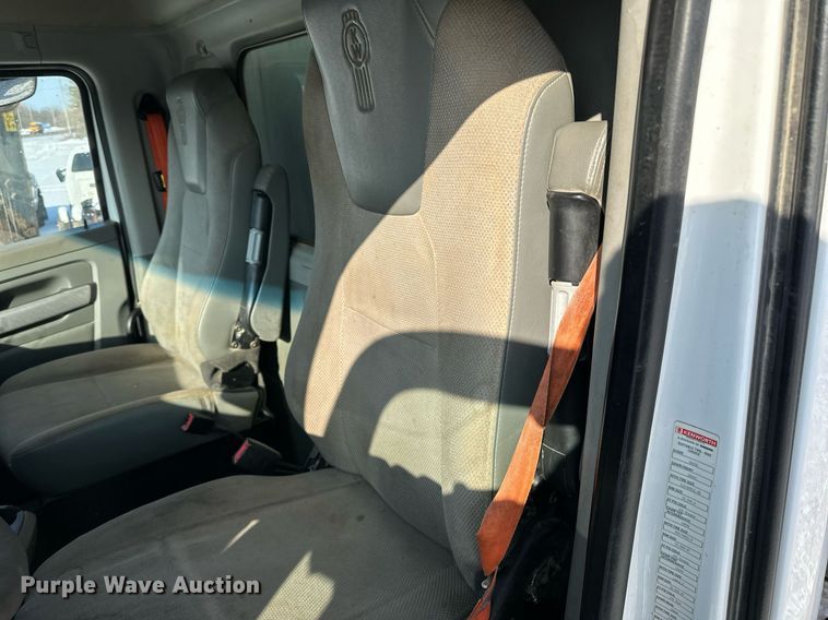 image for item LO9470 2016 Kenworth  T880 dump truck